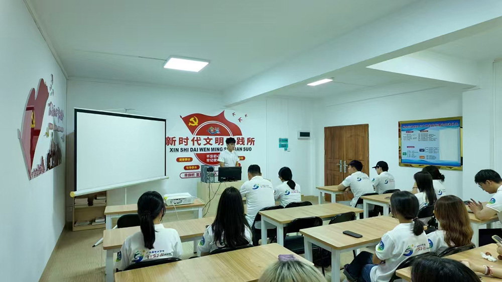 湛江科技學(xué)院美術(shù)與設(shè)計(jì)學(xué)院“丹青筑夢(mèng)實(shí)踐團(tuán)”奔赴湛江坡頭區(qū)麻斜街，開(kāi)