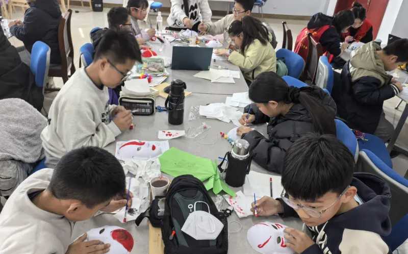 巧手染紋學臉譜 童心塑物探新知