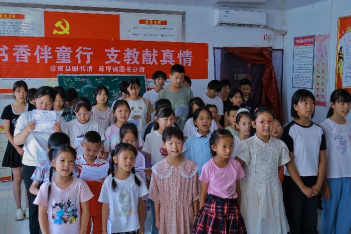 書香伴童行·支教獻(xiàn)真情丨長(zhǎng)安大學(xué)赴陜西陳臺(tái)“微光筑夢(mèng)·逐夢(mèng)星辰”暑期社會(huì)實(shí)踐隊(duì)聯(lián)合舉辦圖書分享活動(dòng)