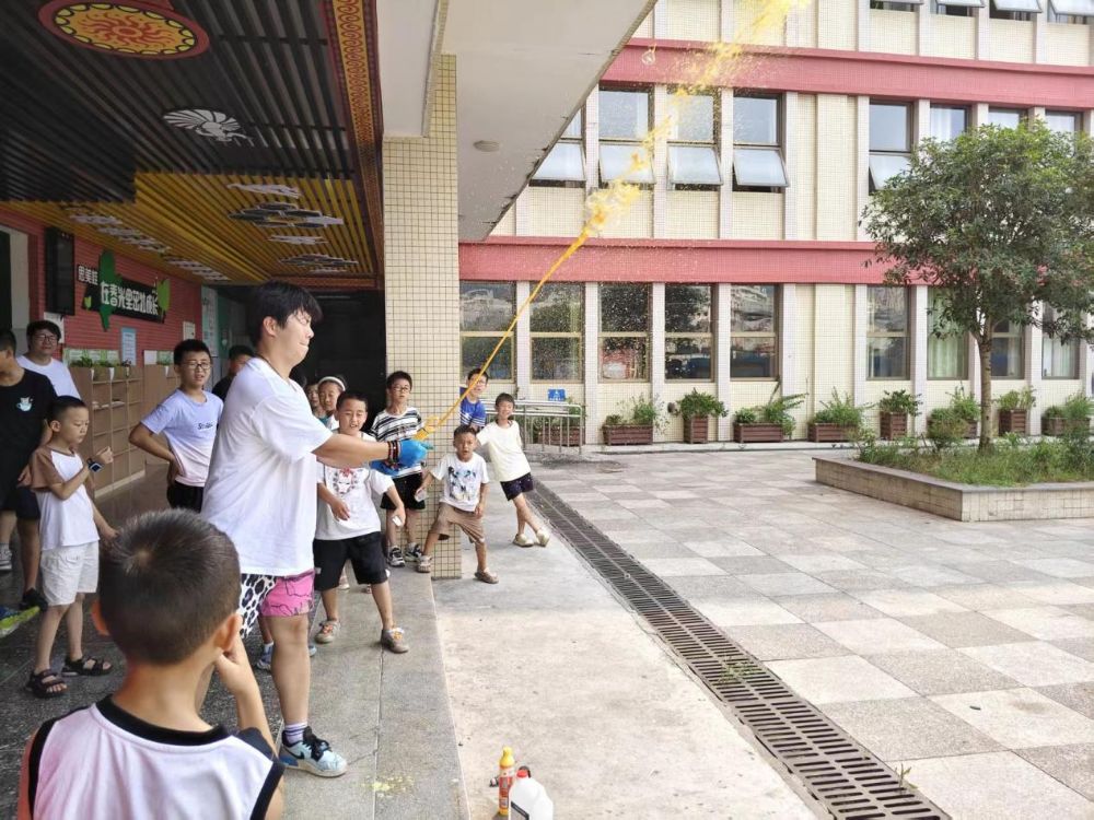 “科普筑夢(mèng)彝鄉(xiāng)，青春共繪團(tuán)結(jié)” ——“青芒·少年”彝鄉(xiāng)暑期化學(xué)科普實(shí)踐團(tuán)赴馬邊實(shí)踐紀(jì)實(shí)