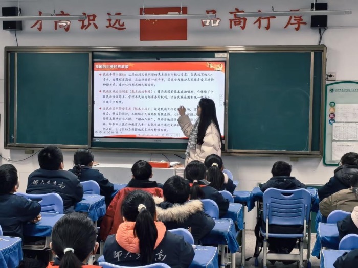 童心沐雨露，石榴聚同心