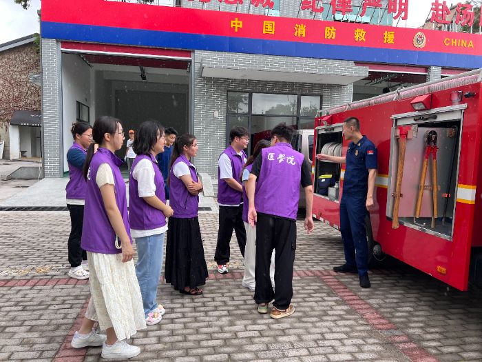 南通大學(xué)“新絲路健康行”健康服務(wù)團(tuán)參觀濠河消防站