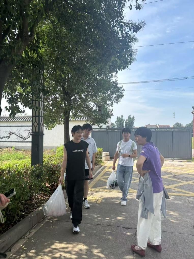 烈山夏日里的溫暖邂逅：淮北師大“銀鈴暖陽(yáng)”志愿服務(wù)隊(duì)與蔣疃敬老院的 “青春對(duì)話”