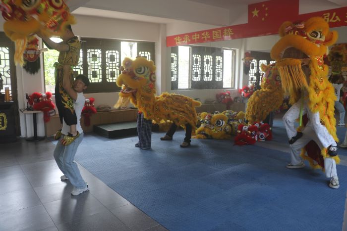 重慶工商職業(yè)學(xué)院學(xué)子探秘非遺瑞獸金獅 賦能鄉(xiāng)村文化振興