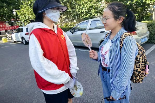 “弘藥致精 岐黃薪傳”江蘇海洋大學(xué)藥學(xué)院中醫(yī)藥志愿宣講團(tuán)分發(fā)宣傳扇活動(dòng)