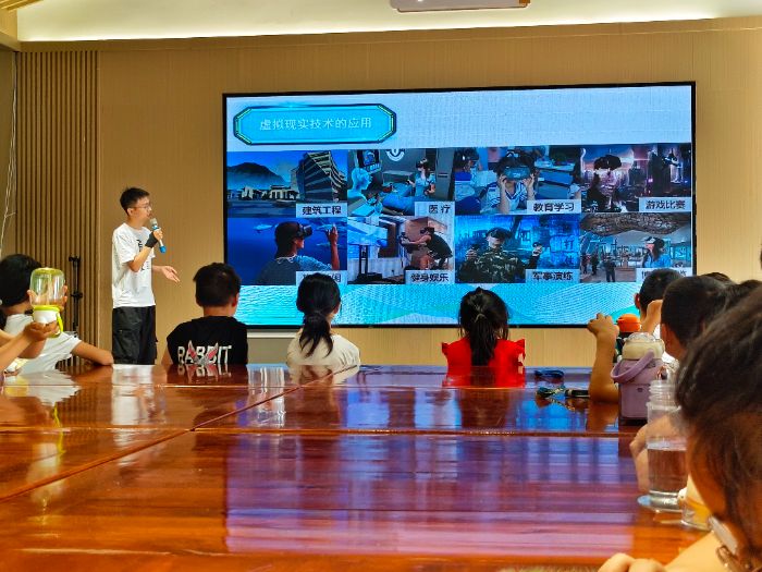 河海學(xué)子三下鄉(xiāng)：探索虛擬世界，開啟VR奇妙之旅
