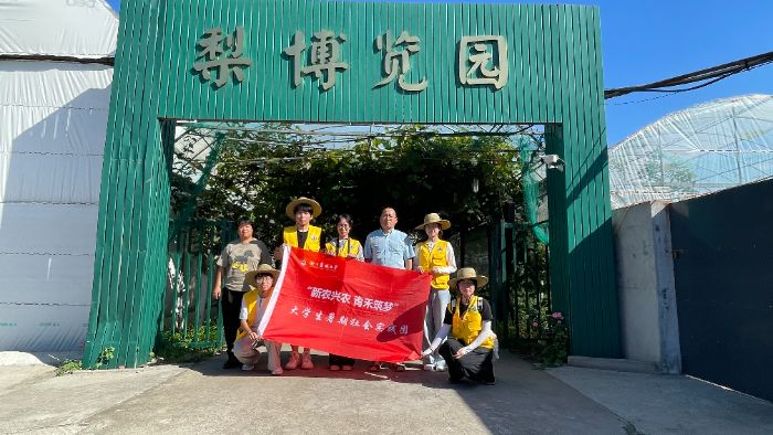 聚焦！浙江農(nóng)林大學(xué)“新農(nóng)興農(nóng) 青禾筑夢(mèng)”小分隊(duì)在周巷鎮(zhèn)維多利亞果蔬農(nóng)場(chǎng)探秘種植新密碼