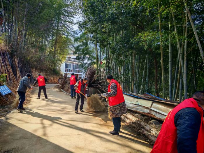 彎下腰，沉下心：看“情暖鄉(xiāng)途隊”如何在太陽村書寫青春答卷