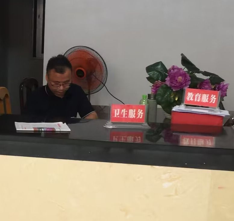 老支書的“新課堂”：大學(xué)生幫我給村子插上電商翅膀