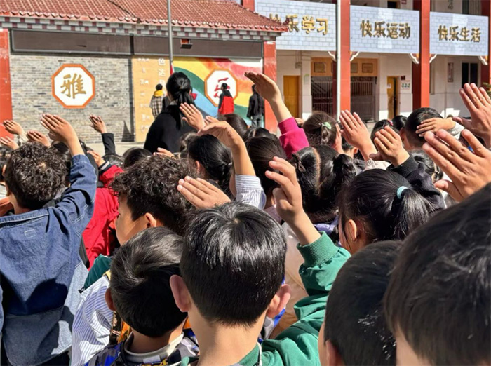 育在色達第一次升旗儀式：高原紅旗下點亮教育薪火