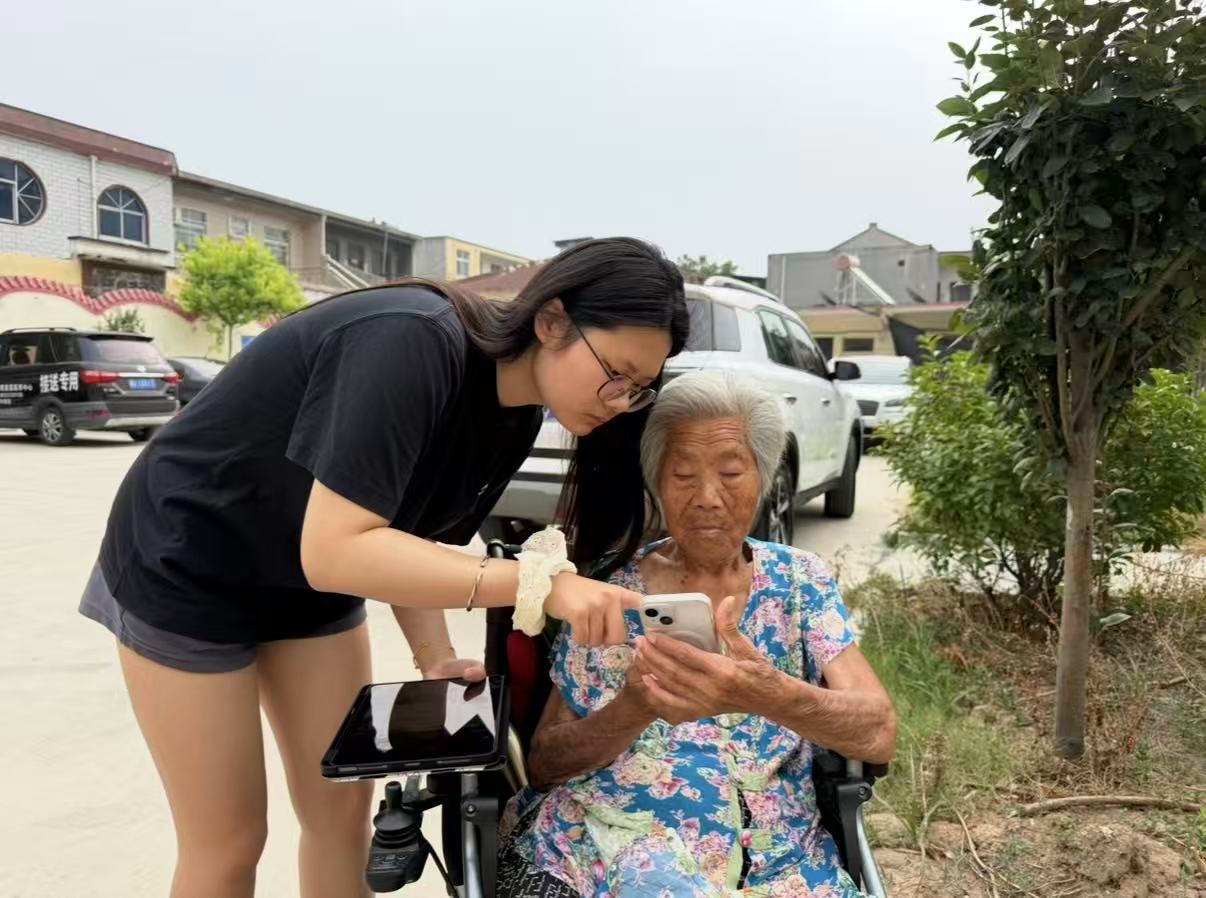 大學(xué)生返鄉(xiāng)開展“銀齡數(shù)字課堂”，助老人擁抱數(shù)字生活