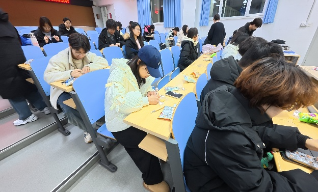 北京交通大學黑龍江招生宣傳社會實踐團銀杏書簽制作活動順利開展