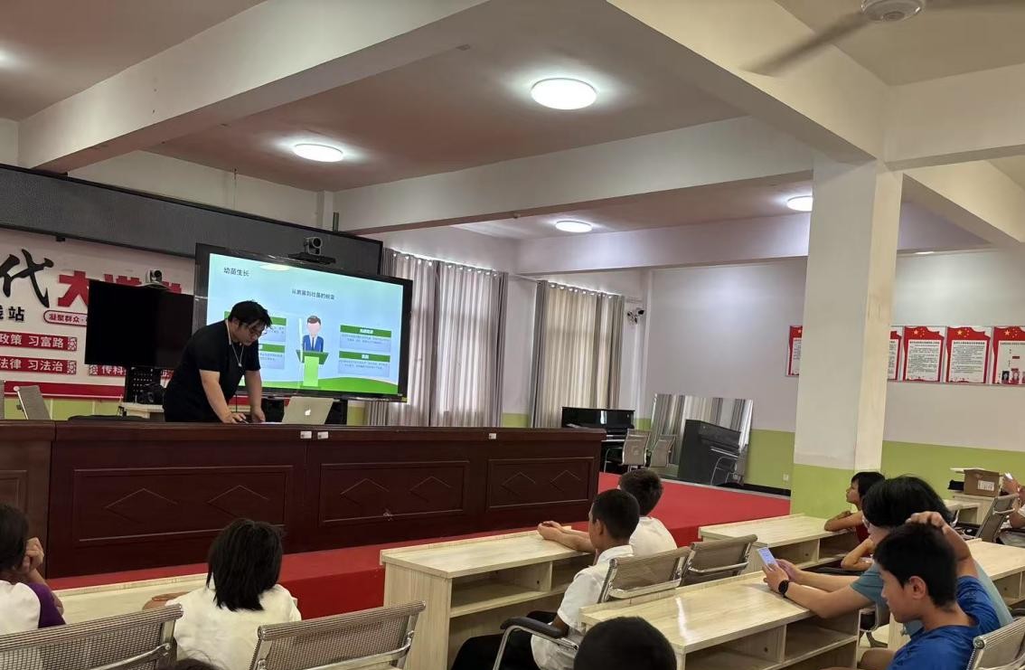 紅領(lǐng)巾課堂傳綠意 麥蓋提童心播希望