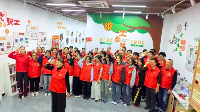 福建師范大學(xué)馬克思主義學(xué)院本科2025級馬克思主義理論類一班團支部聯(lián)合惠容微家志愿服務(wù)中心開展護河生態(tài)活動