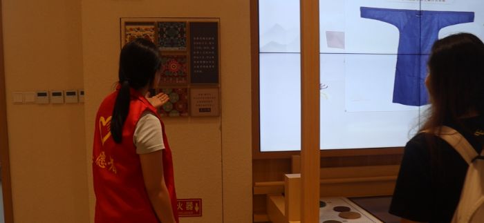 南京財(cái)經(jīng)大學(xué)學(xué)生志愿者走入博物館宣傳蘇繡非遺文化