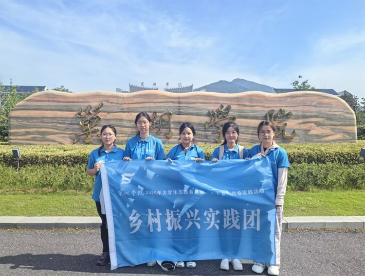 巢院學(xué)子三下鄉(xiāng)：以畫筆為媒，繪就鄉(xiāng)村振興新畫卷