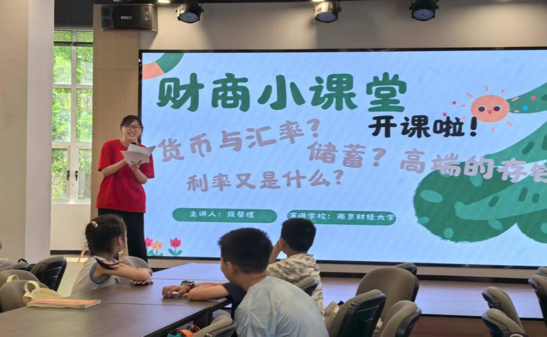 01 圖為實踐隊員正在授課。管永康 謝天緣 供圖