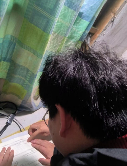 大學生下鄉(xiāng)助力教育 共建美好未來——大學生幫助初中生輔導(dǎo)作業(yè)新聞稿