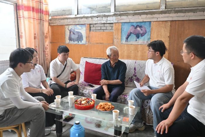 長(zhǎng)安大學(xué)：格爾木七旬老黨員與長(zhǎng)大學(xué)子共憶“兩路”歲月，共話“兩路”精神傳承