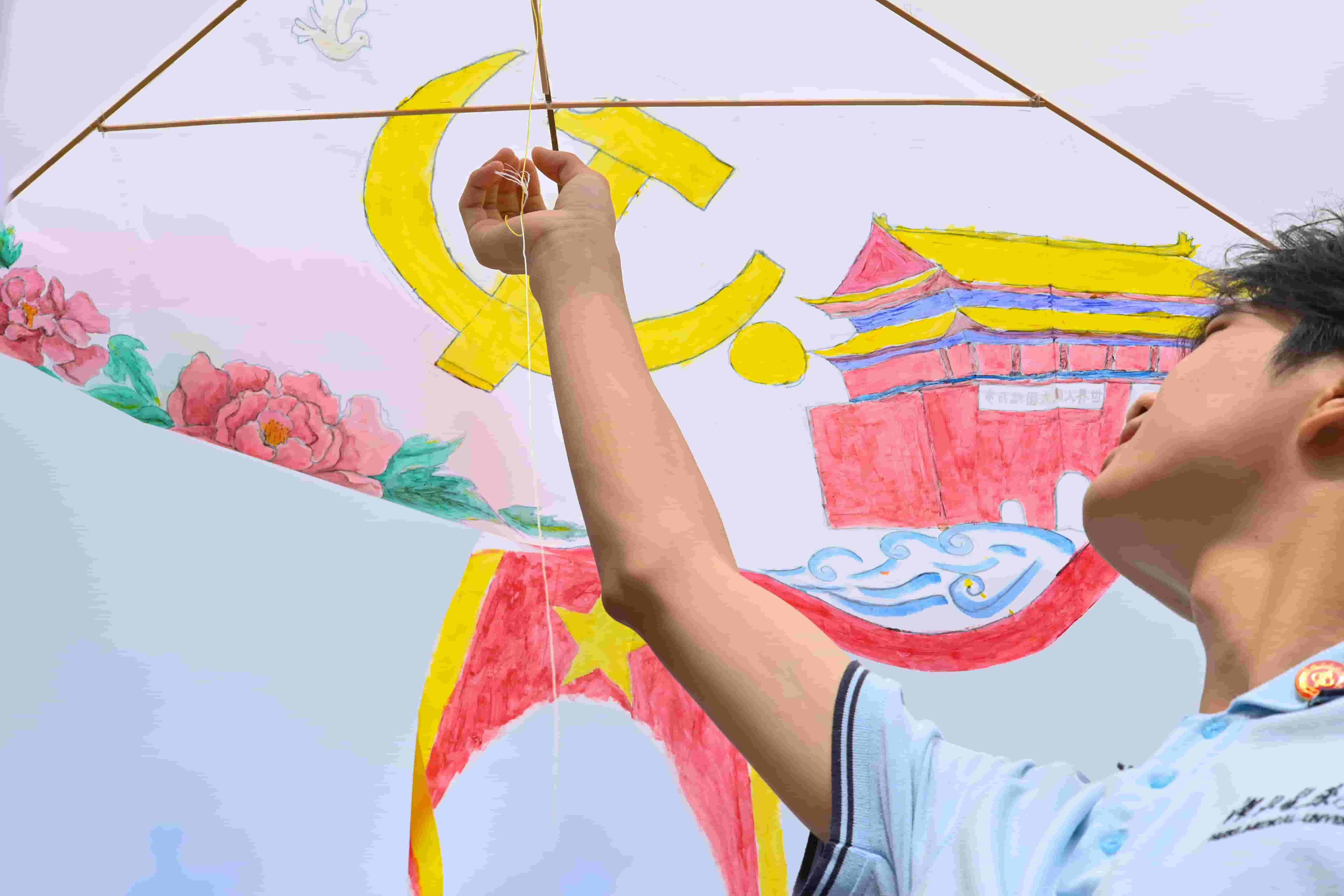 童心繪夢(mèng)，青春筑鄉(xiāng)——“雛鷹計(jì)劃”實(shí)踐隊(duì)用活力點(diǎn)亮鄉(xiāng)村課堂