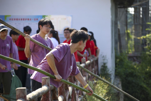 夏日里的青春行動(dòng)：江西理工學(xué)子為符竹村改善環(huán)境、筑牢安全