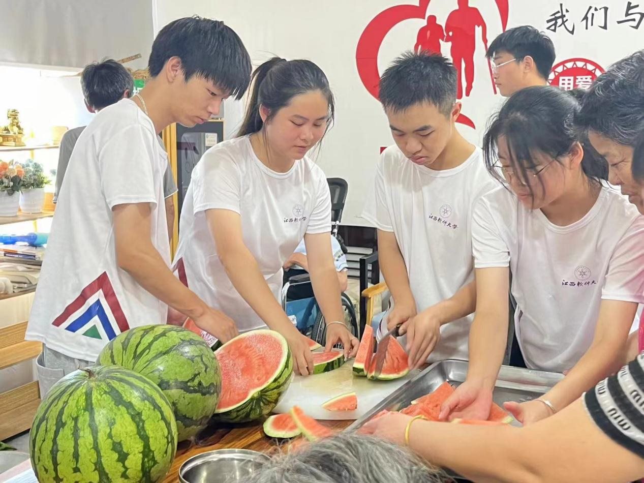 步履基層尋溫暖，青春攜手伴夕陽