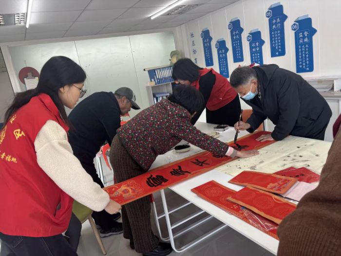 青春“聯(lián)”動社區(qū) 墨香傳遞年味