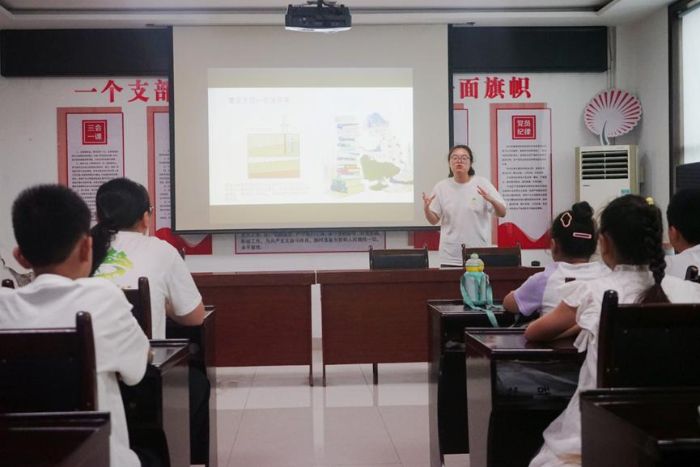 科普添趣味 作業(yè)暖童心——河圖之“Mg”實(shí)踐團(tuán)黃家鋪社區(qū)微生態(tài)賦能行動(dòng)