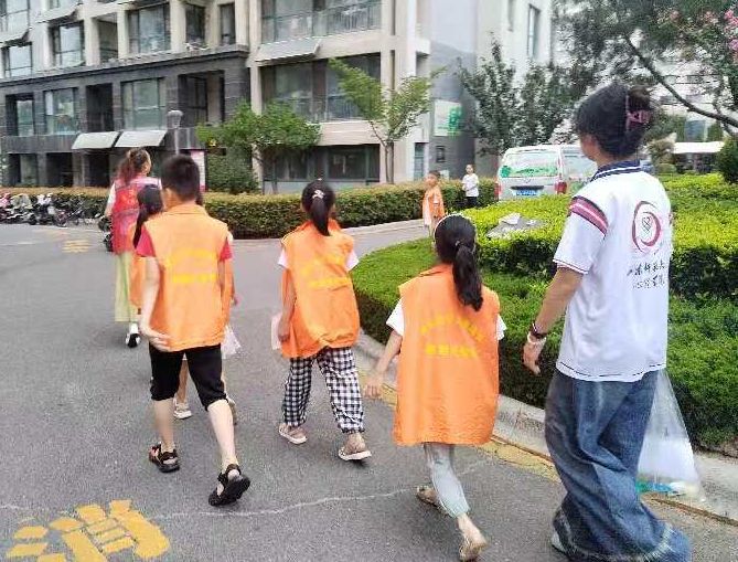 “心苑學堂”青少年心理關(guān)護志愿服務團成功開展“愛心敲門進行時：關(guān)愛獨