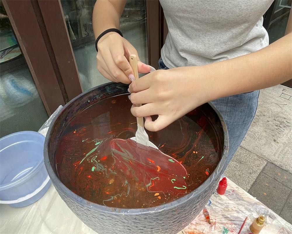 匠心獨(dú)運(yùn)，漆扇輕搖