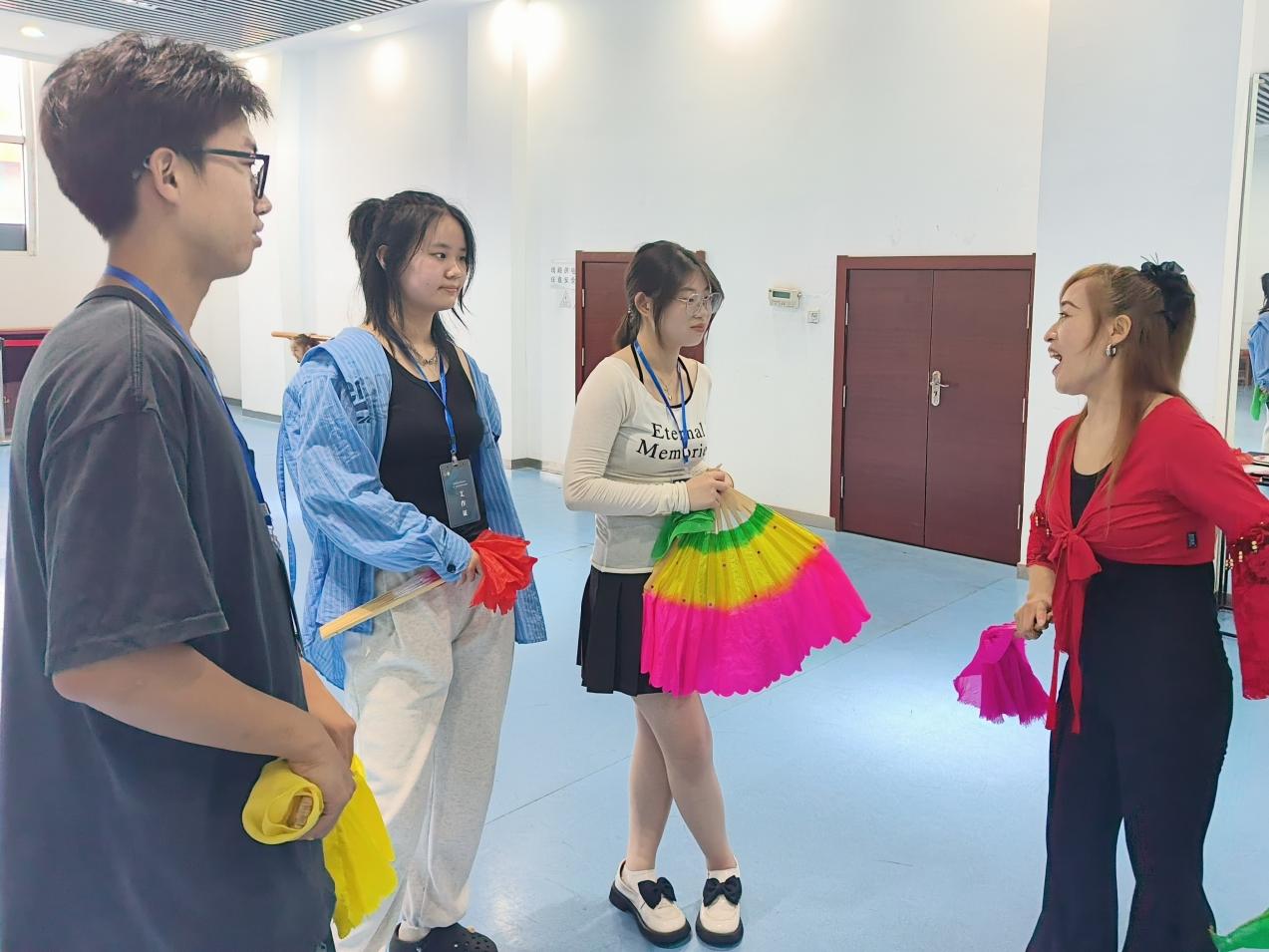 傳承非遺文化 大學(xué)生探索膠州秧歌