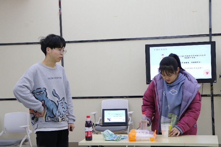山東大學(xué)學(xué)生唐仲英愛(ài)心社科普課：用實(shí)驗(yàn)點(diǎn)亮孩子們對(duì)科學(xué)的興趣