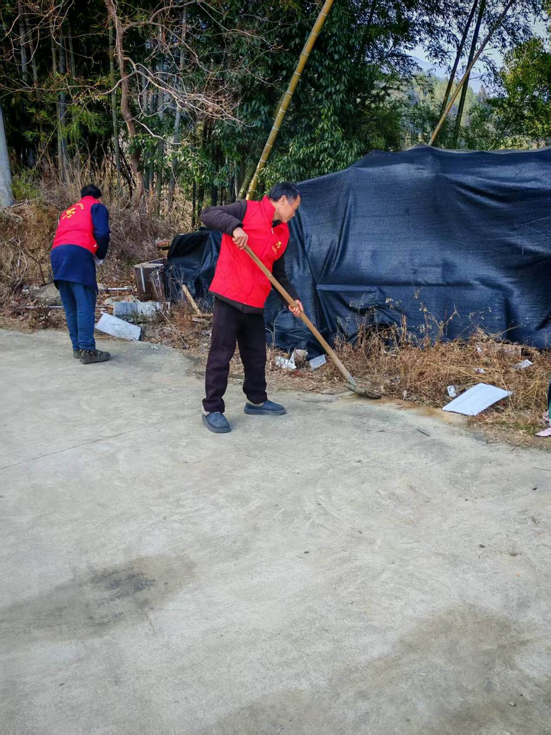 鄉(xiāng)路清障，青春同行：返鄉(xiāng)大學(xué)生為鄉(xiāng)村筑牢安全防線