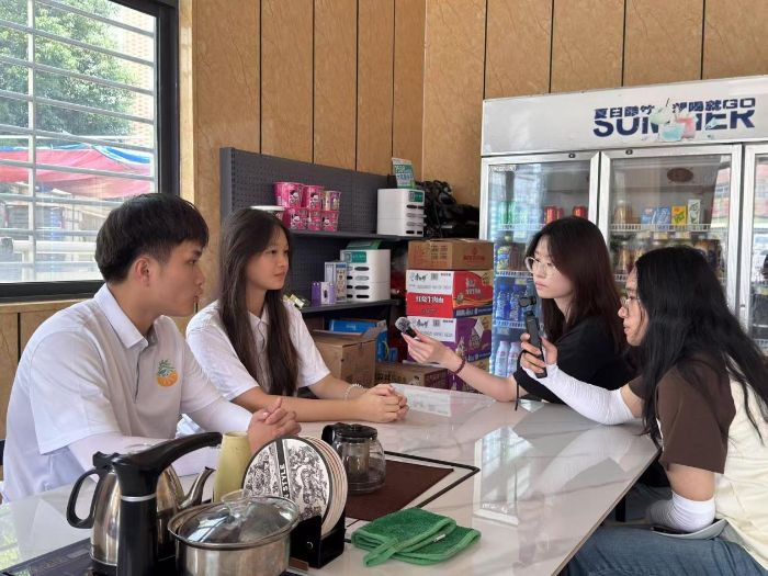 惠陽(yáng)區(qū)融媒體中心專訪樓角村“鳳梨哥” 聚焦惠豐云鏈突擊隊(duì)直播助農(nóng)新圖景