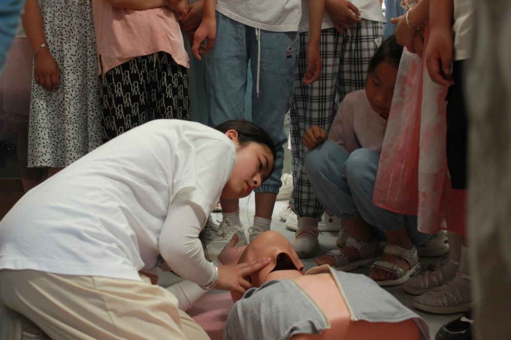 邂逅科學(xué)技能，解讀科學(xué)奧秘|2024年七彩假期“雛鷹計劃”社會實踐隊愛心暑期托管班第四天 ?