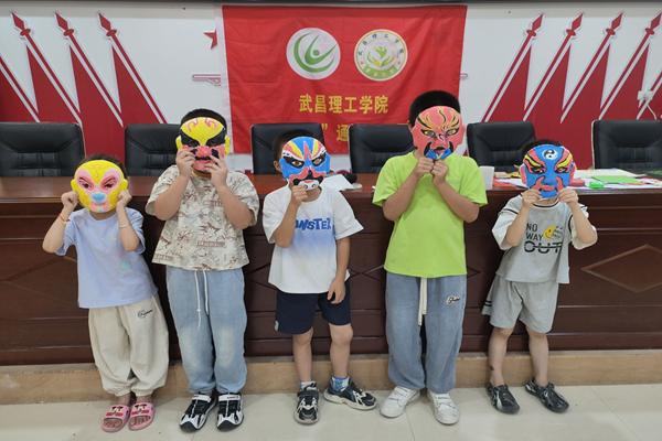 暑期社會(huì)實(shí)踐：武昌理工學(xué)院“青春筑夢”通城志愿服務(wù)隊(duì)開展——以畫臉譜為媒，共繪青少年情緒管理新篇章
