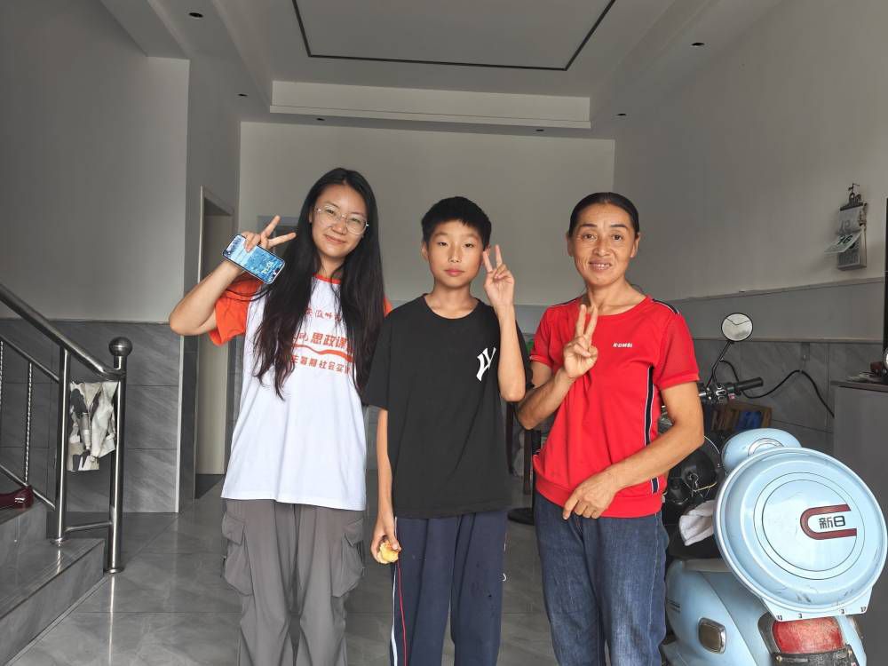 “紅燭行動(dòng)”家訪記：傳遞教育溫暖，點(diǎn)亮鄉(xiāng)村希望