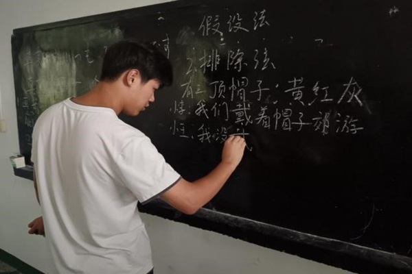 暑期社會實踐：武昌理工學(xué)院“青春筑夢”通城志愿服務(wù)隊開展推理特色課程