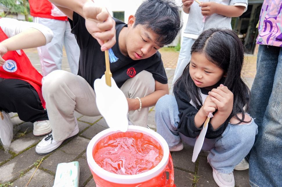 漆扇舞清風(fēng)·多彩映童心｜長(zhǎng)安紅大學(xué)赴貴州畢節(jié)“到祖國(guó)需要的黔方﹒傳長(zhǎng)大薪火的書聲”實(shí)踐隊(duì)“美·黔彩長(zhǎng)韻”課程紀(jì)實(shí)。