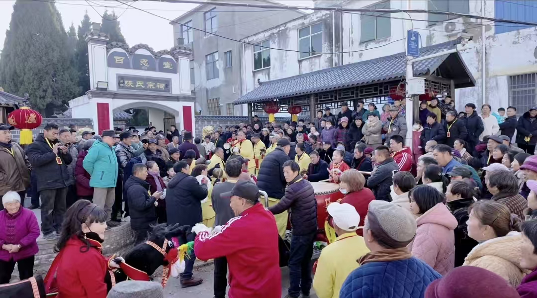 鑼鼓喧天慶新春，青春聚力暖桑梓