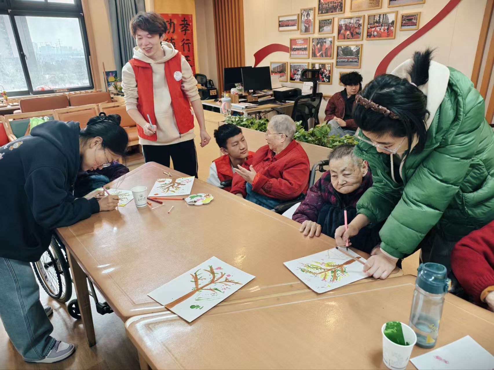 “雷鋒筑愛，彩筆繪春”——長(zhǎng)安大學(xué)材料一班敬老院團(tuán)日活動(dòng)