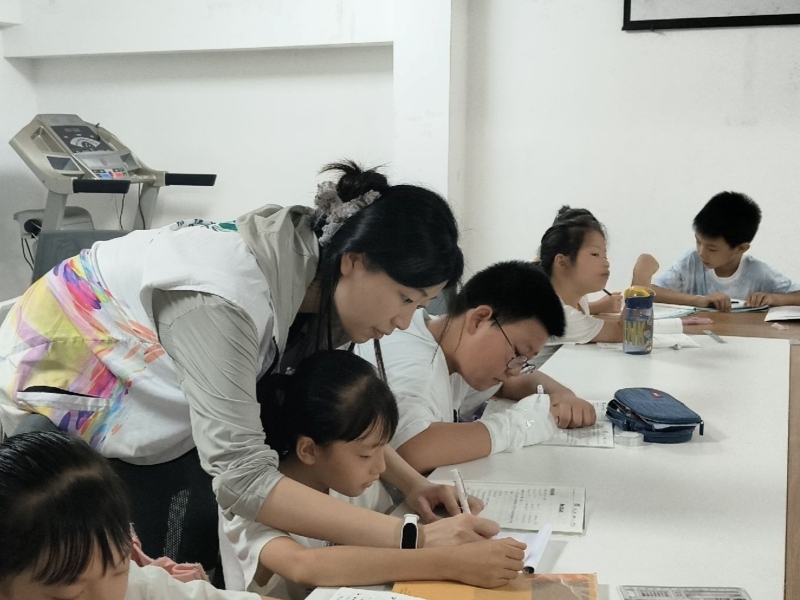 大學(xué)生志愿者愛心托管班--課業(yè)輔導(dǎo)暖童心，快樂學(xué)習(xí)伴成長(zhǎng)