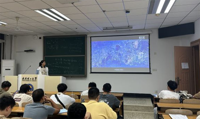 機(jī)設(shè)2303班“云游一帶一路，了解他國(guó)發(fā)展”主題班會(huì)順利開(kāi)展