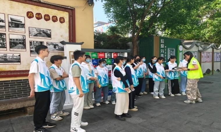 山東師范大學(xué)化學(xué)化工與材料科學(xué)學(xué)院化師本2301班舉辦貢院墻根社區(qū)垃圾分類(lèi)宣傳活動(dòng)