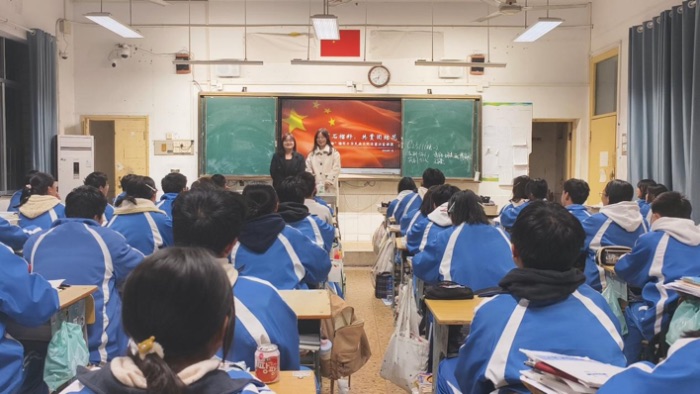 “紅石榴”走進一中課堂：大學(xué)生為高中生帶來一堂“不設(shè)防”的對話式宣講