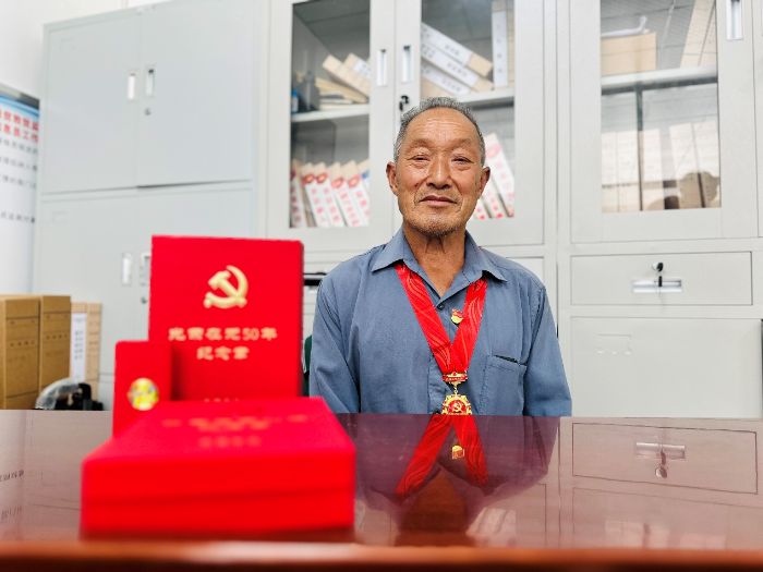 西安外事學(xué)院工學(xué)院暑期三下鄉(xiāng)實(shí)踐團(tuán)走訪“光榮在黨50年”老黨員