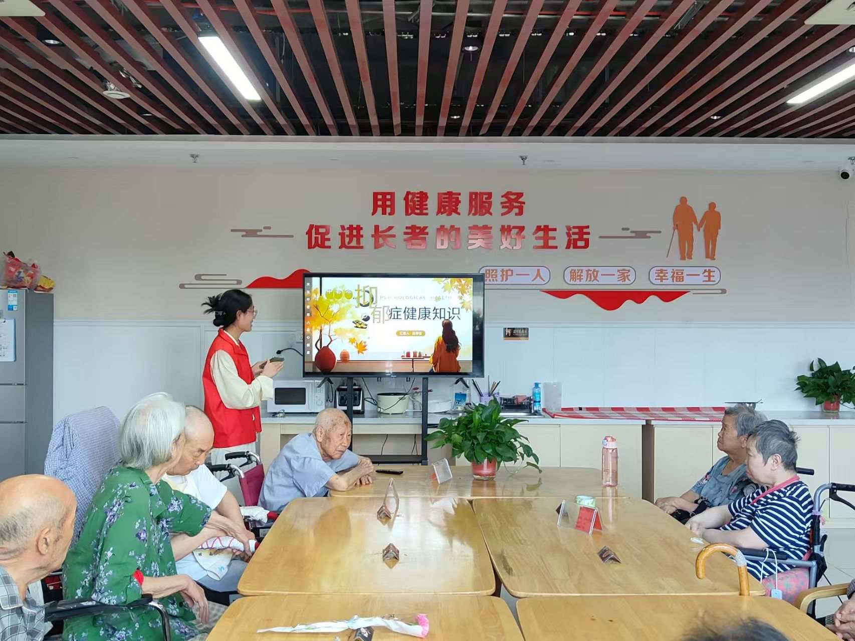 青春暖夕陽，“郁健”護(hù)安康：豫北醫(yī)學(xué)院+學(xué)子情系養(yǎng)老院筑心橋——用青春熱