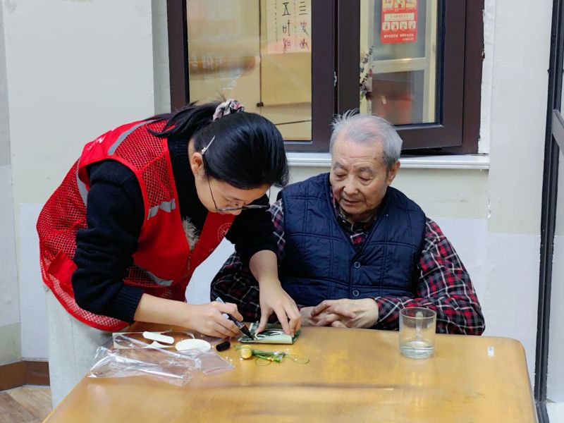 情暖夕陽織時光 宋錦風鈴傳溫情 ——山東大學學生唐仲英愛心社長者學院開展社會實踐活動