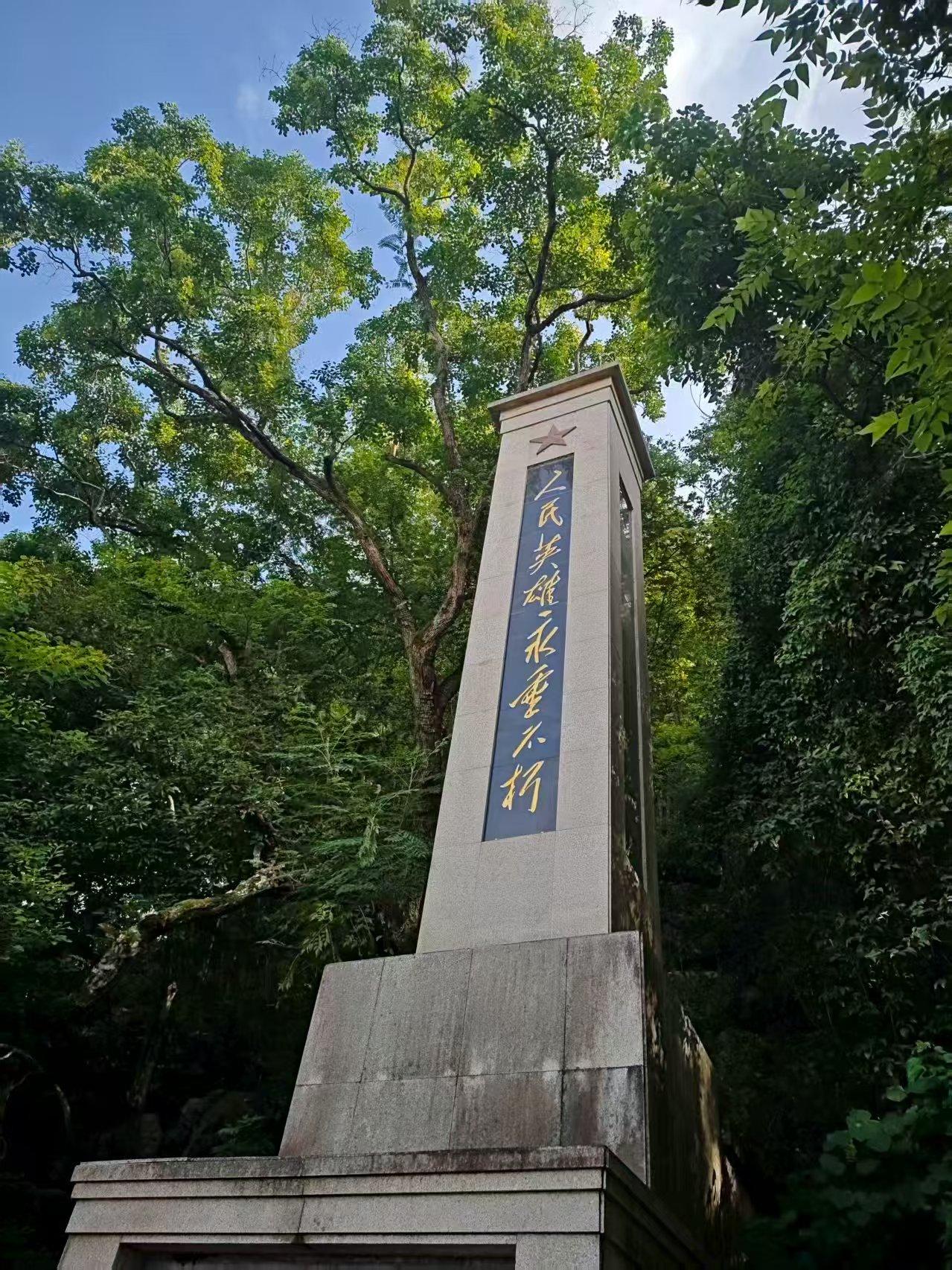 緬懷英烈鑄初心 紅色傳承勵青春——南寧學院“不孤”薪火相傳實踐團走進中渡鎮(zhèn)烈士陵園