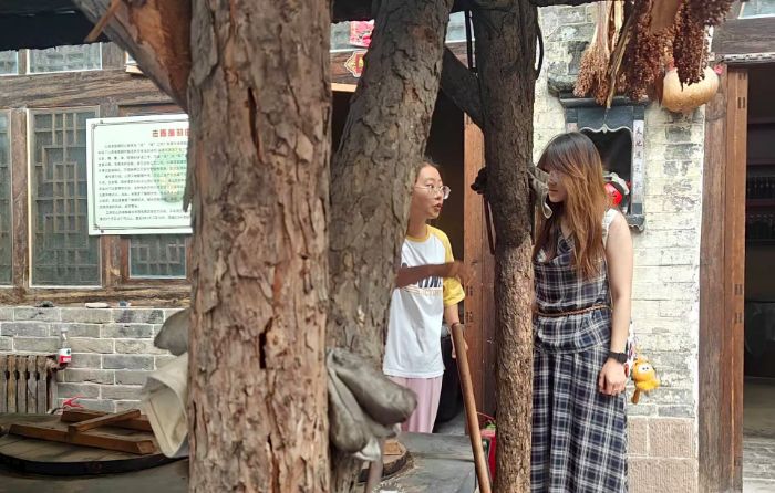 西南石油大學(xué)“晉脈鄉(xiāng)傳”實(shí)踐隊(duì)探訪磧口古鎮(zhèn)非遺技藝 數(shù)字化傳承晉商文化